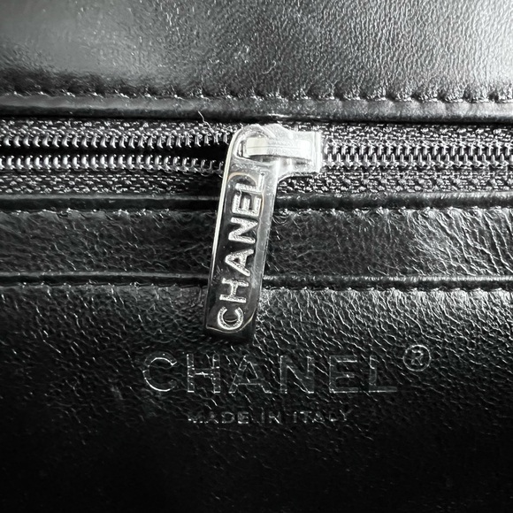 CHANEL Classic Maxi Single Flap Patent Leather • BLACK • Silver-Tone Hardware - Picture 14 of 16